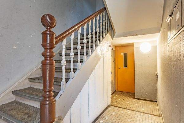 Charmantes Treppenhaus, historische Geländerdetails und Zugang zum Aufzug