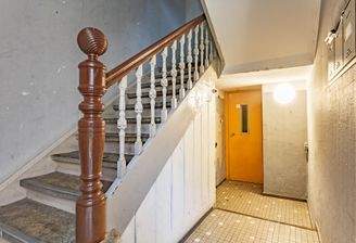 Charmantes Treppenhaus, historische Geländerdetails und Zugang zum Aufzug