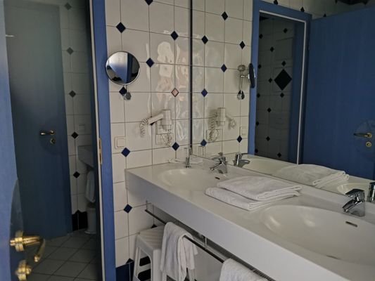 Bad mit Wanne/Doppelwaschbecken