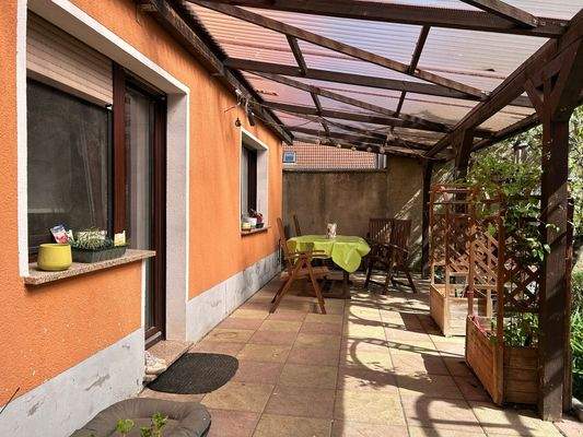 die Terrasse ist überdacht