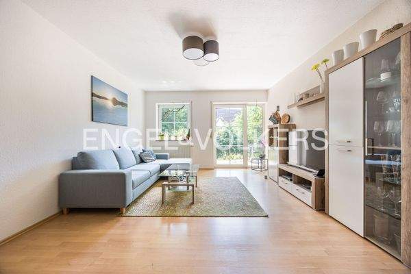 Wohnbereich mit Austritt auf die Terrasse und in den Garten im Südosten - Einheitlicher Laminatboden in den Wohn- und Schlafräumen