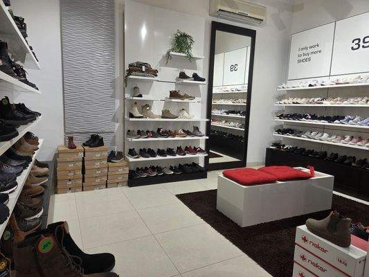 Laden links (hinterer Verkaufsbereich)