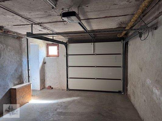 Garage mit modernem Tor