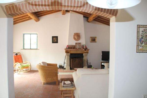 Wohnzimmer mit offenem Kamin