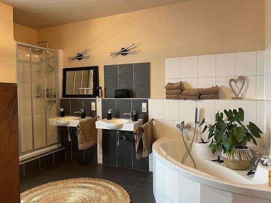 Bad mit Wanne und Dusche