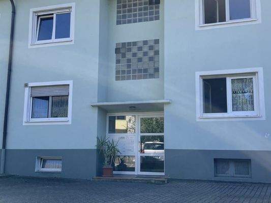 Sicht auf den Kfz-Stellplatz im Freien unmittelbar