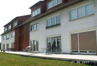 Hinteransicht mit Terrassen.JPG