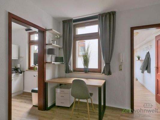 Blick zu Küche, Schreibtrisch, Flur