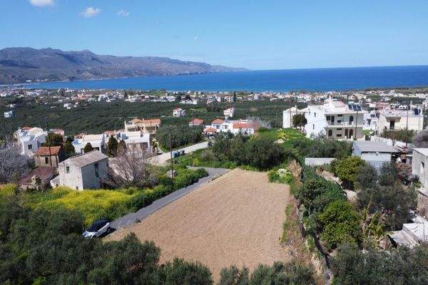 Kreta, Tavronitis: Grundstück mit hoher Bebaubarkeit in Meeresnähe zu verkaufen