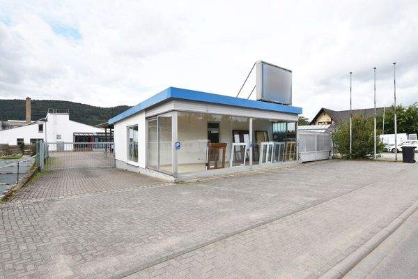 Einfahrt und Ausstellungsfläche Büro