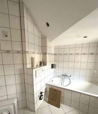 Wannenbad mit Fenster.jpg