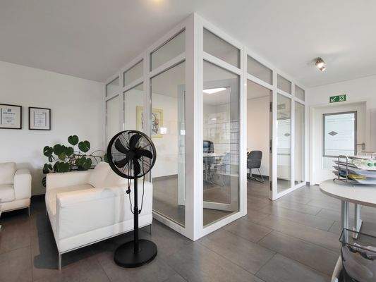 Büro_1OG_Blick-Besprechungsraum_4