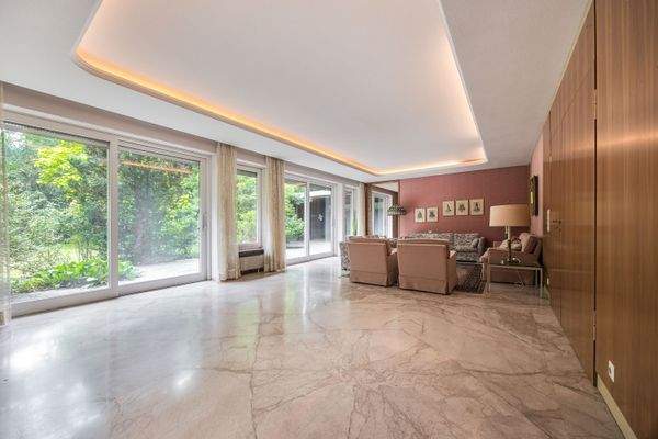 Wohnbereich mit Zugang zu der Terrasse und dem Garten