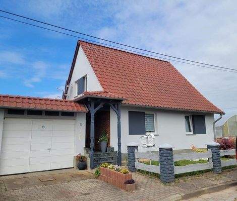 Frontansicht seitlich mit Zufahrt