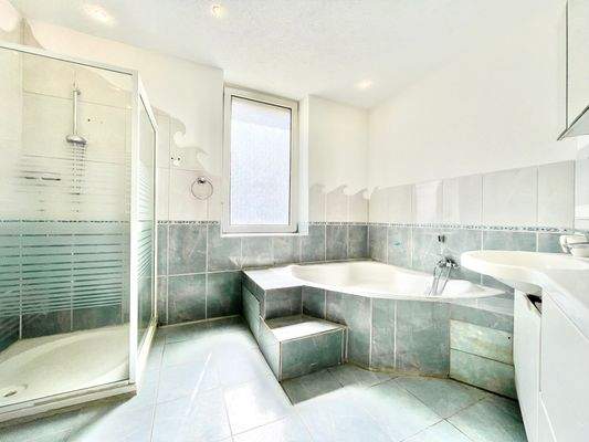 Badezimmer mit Badewanne und Dusche