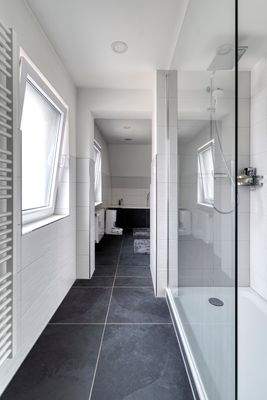 bad oben blickachse von der dusche richtung badewanne.jpg