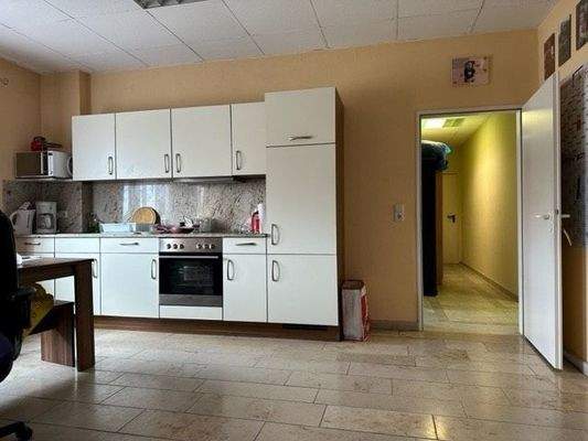 Wohnzimmer mit offener Einbauküche - Einliegerwohnung im OG