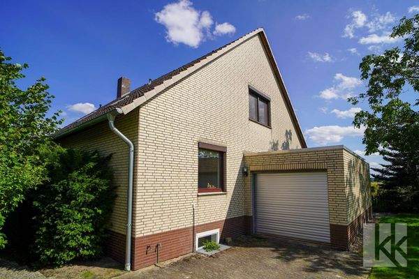 Garage mit elektrischem Tor