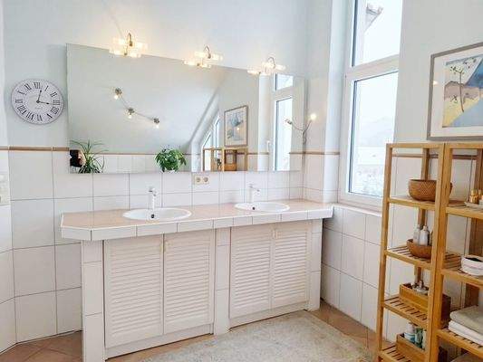 Bad mit Doppelwaschtisch ...