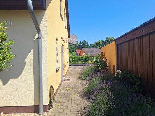 zum Hauseingang und Garten