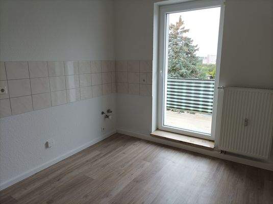 Leere Küche mit Balkonblick