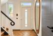 Heller skandinavischer Flur mit Holztreppe
