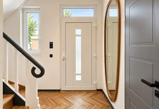Heller skandinavischer Flur mit Holztreppe