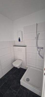 Modernisiertes Bad, Duschtasse mit Durscharmatur, Warmwassergerät, Hänge WC.jpg