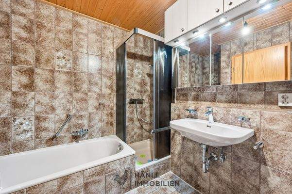 Badezimmer mit Dusche und Wanne 