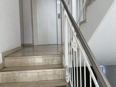 Treppenhaus mit Fahrstuhl.jpg