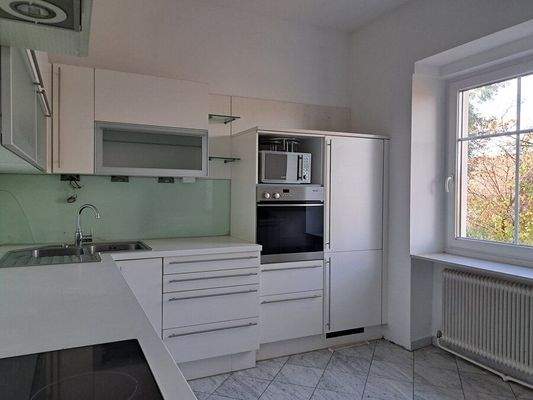 OG: Küche mit diversen Geräten