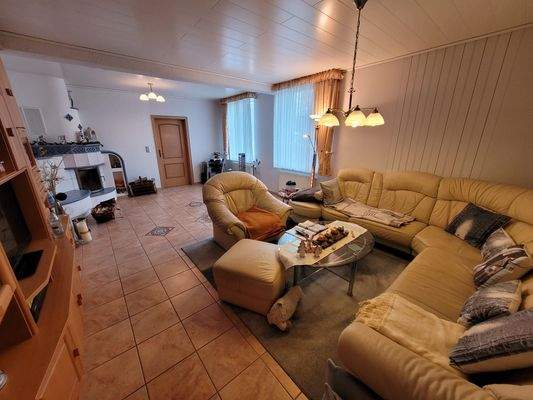 EG großes Wohnzimmer mit Kachelkamin