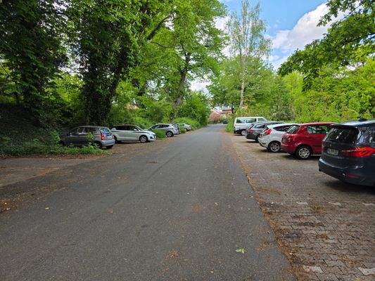 Parkplatz neben der Anlage im Sommer