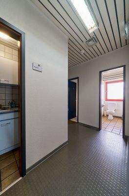 032_Verwaltung Durchgang zum Serverraum.jpg