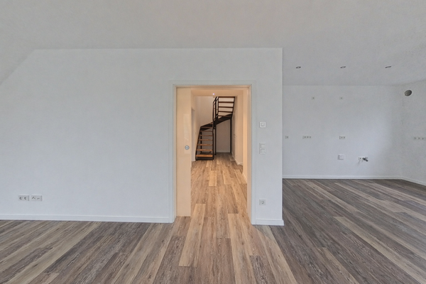 Die eingelassene Nische bietet sich ideal für eine moderne Einbauküche an.