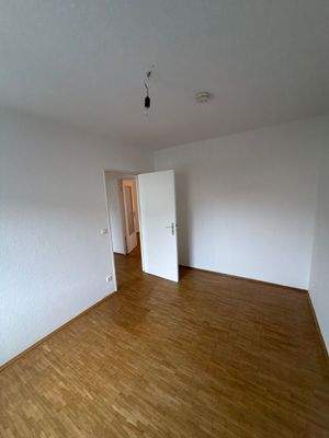 Arbeitszimmer mit Holzboden