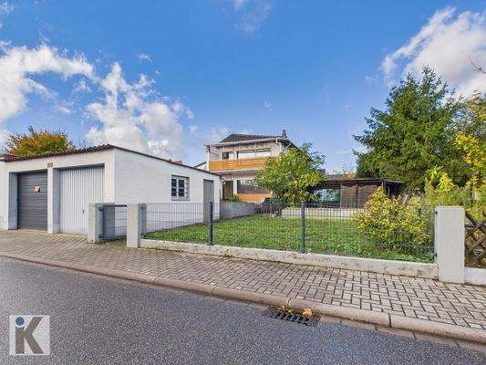 Doppelgarage und Garten