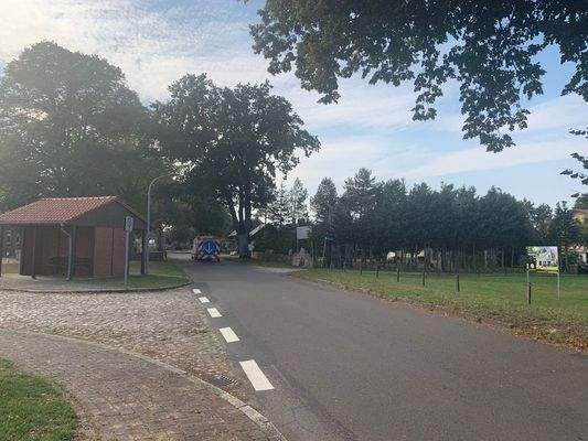 Bushaltestelle ggü Grundstück