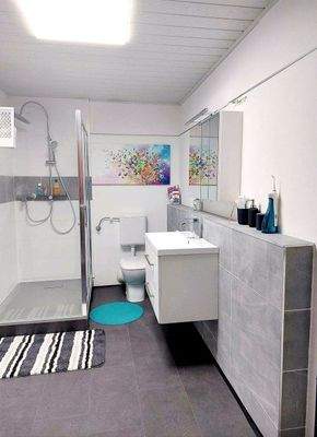 Bad mit Dusche und WC