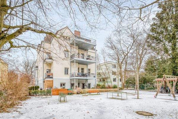 Großzügiger Gemeinschaftsgarten 