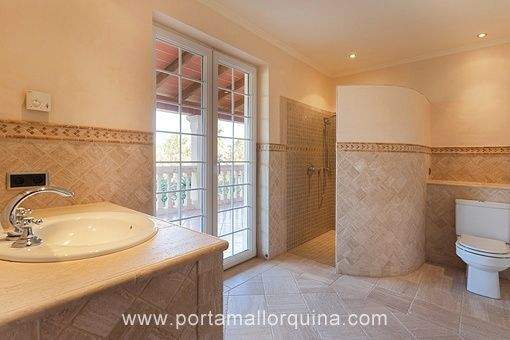 Badezimmer mit Terrassenzuang