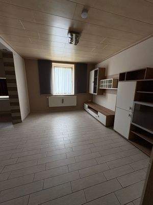 Helles Wohnzimmer mit Möbeln