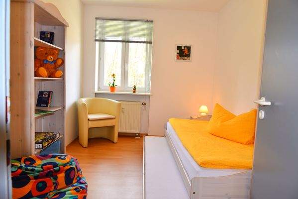 Kinder-/Schlafzimmer 2