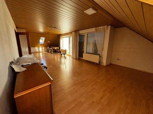 Wohn-Esszimmer mit offener Küche DG links