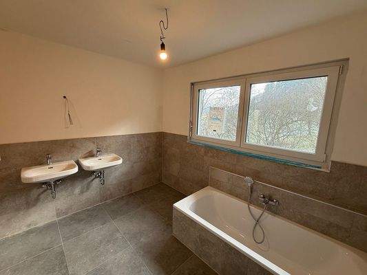 Bad mit Fenster, Wanne, WC, Dusche