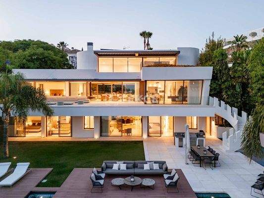 Sea View House with a Spa in Benahavis Malaga