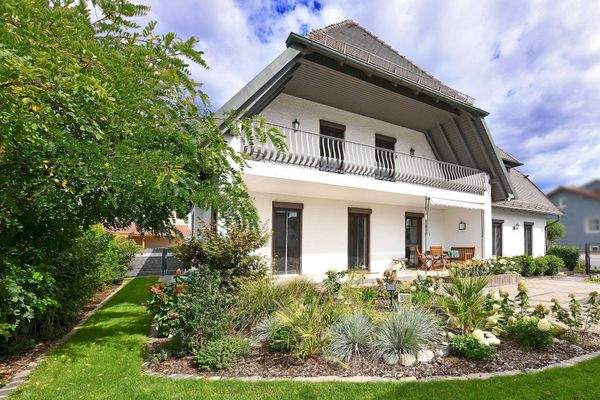 Haus und Terrassen vom Garten aus