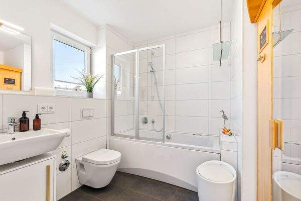 Ein Badezimmer, das keine Wünsche offen lässt – pure Entspannung nach einem Strandtag