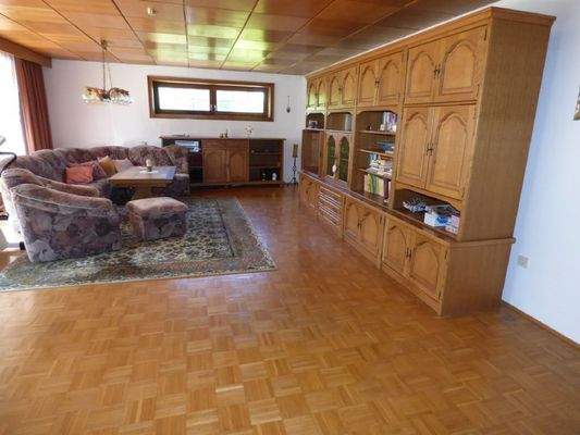 Ein Wohnzimmer mit viel Platz