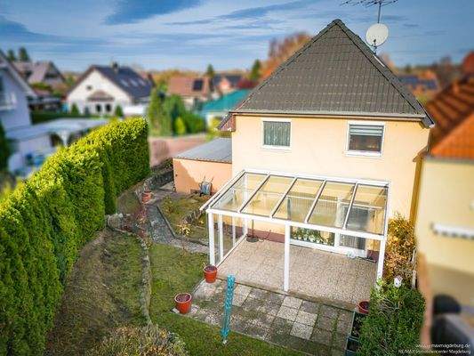 Grundstück mit Terrasse